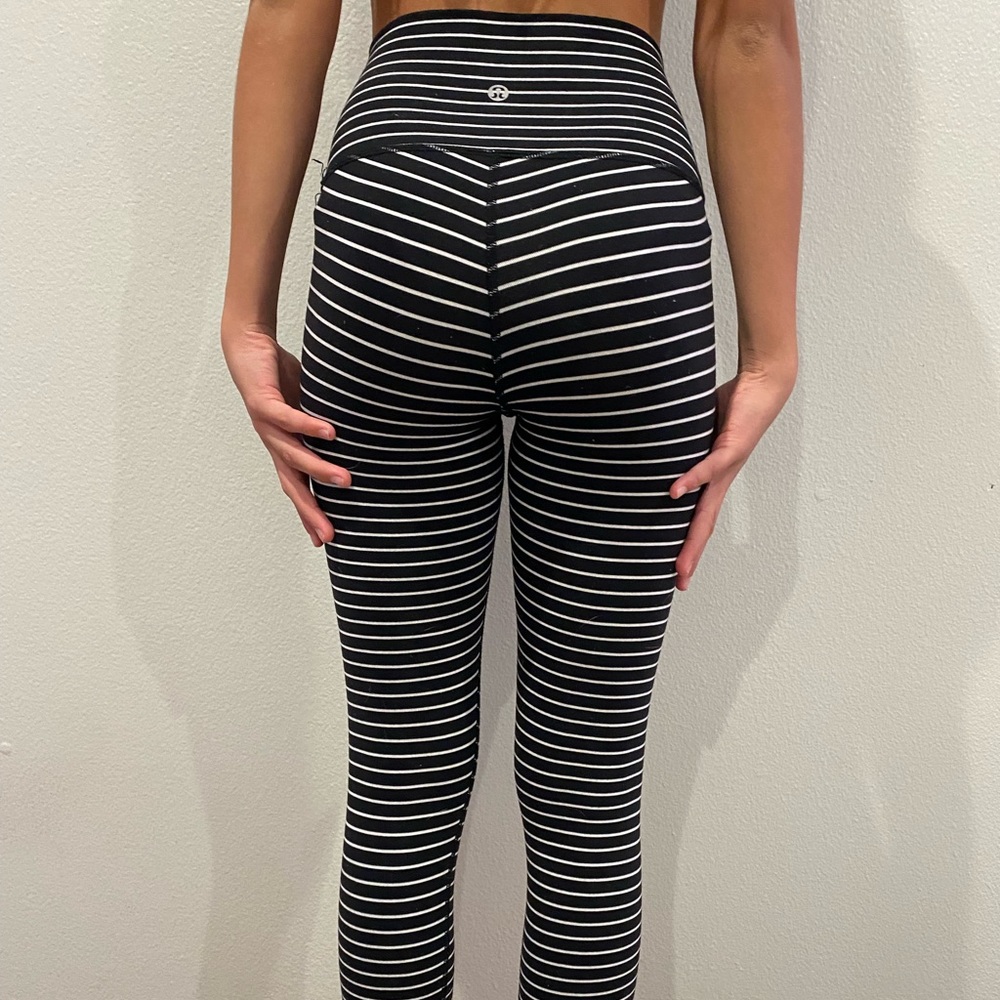 LULULEMON black and white stripped cropped leggings - Picture 2 of 3